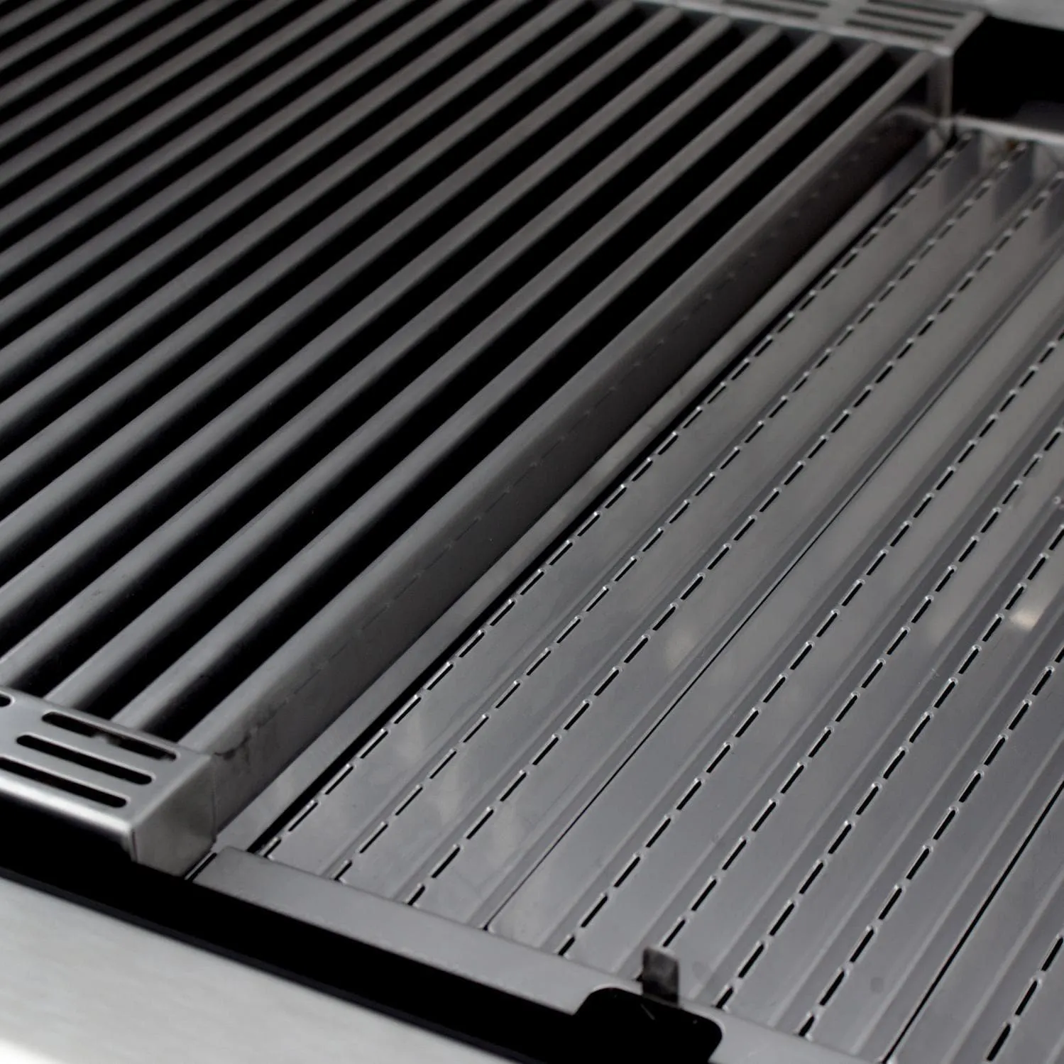 Saber Grills: 500 Series 3-Burner Cart Grill (LP)